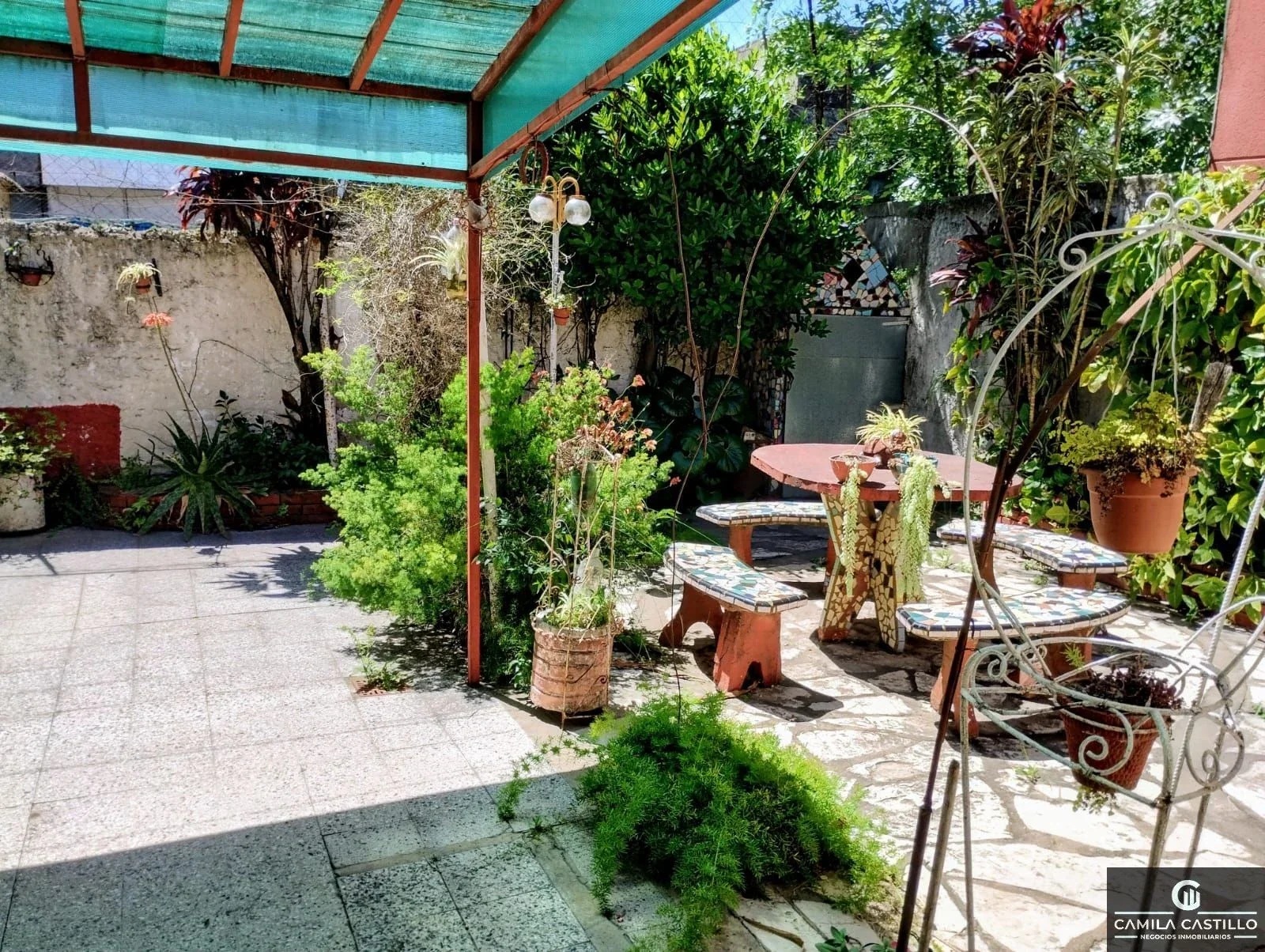 Casa en venta con patio y cochera - Imagen 3