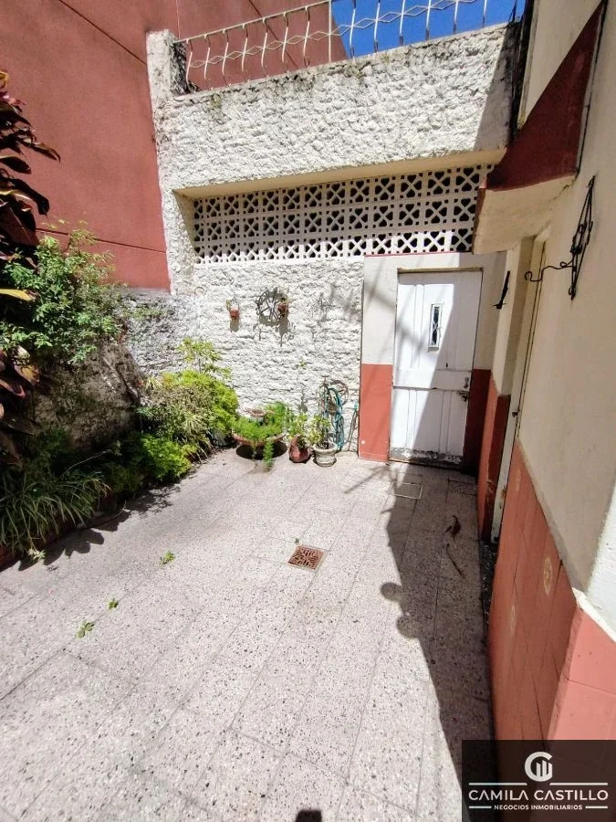 Casa en venta con patio y cochera - Imagen 2