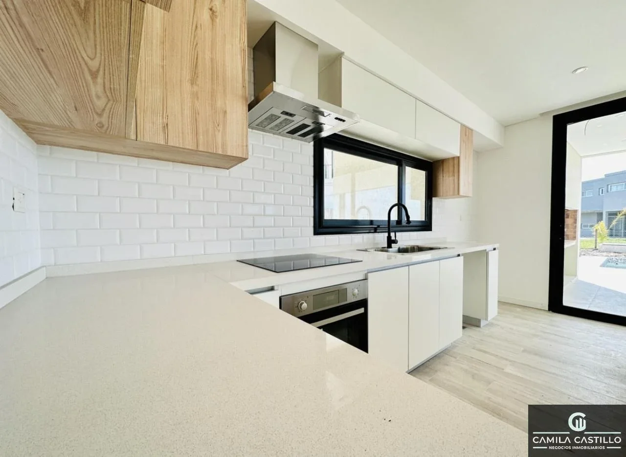 EXCELENTE CASA EN LAGOS CANNING CON PISCINA Y LOSA RADIANTE SECTORIZADA - Imagen 4