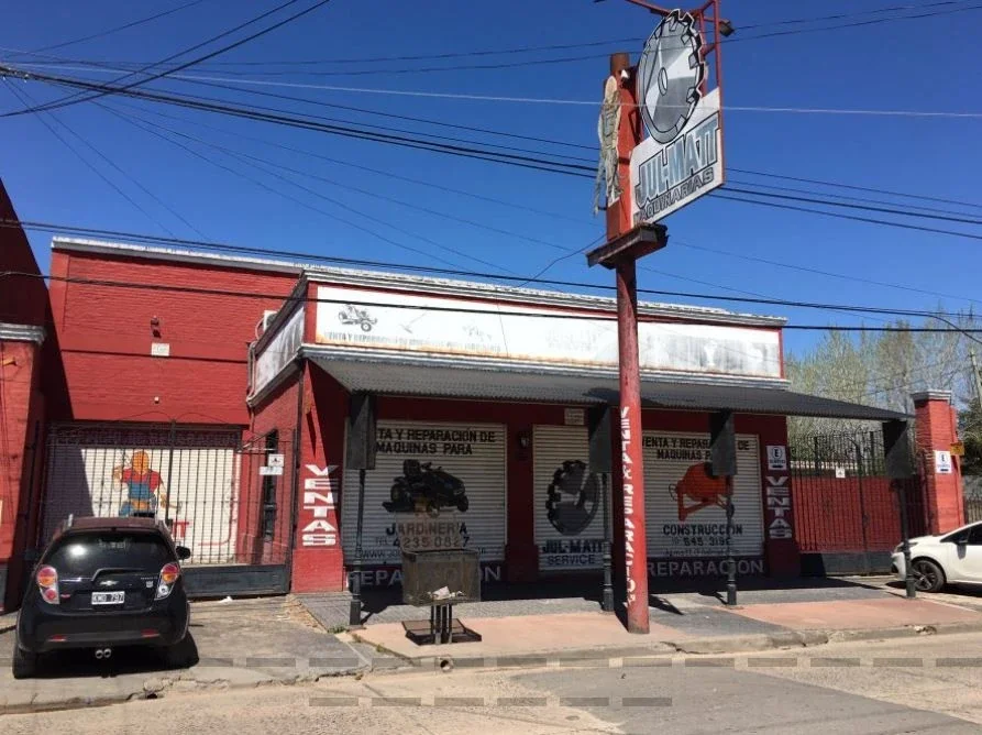 VENTA LOCAL + DOS GALPONES - EXCELENTES ACCESOS - Imagen 1