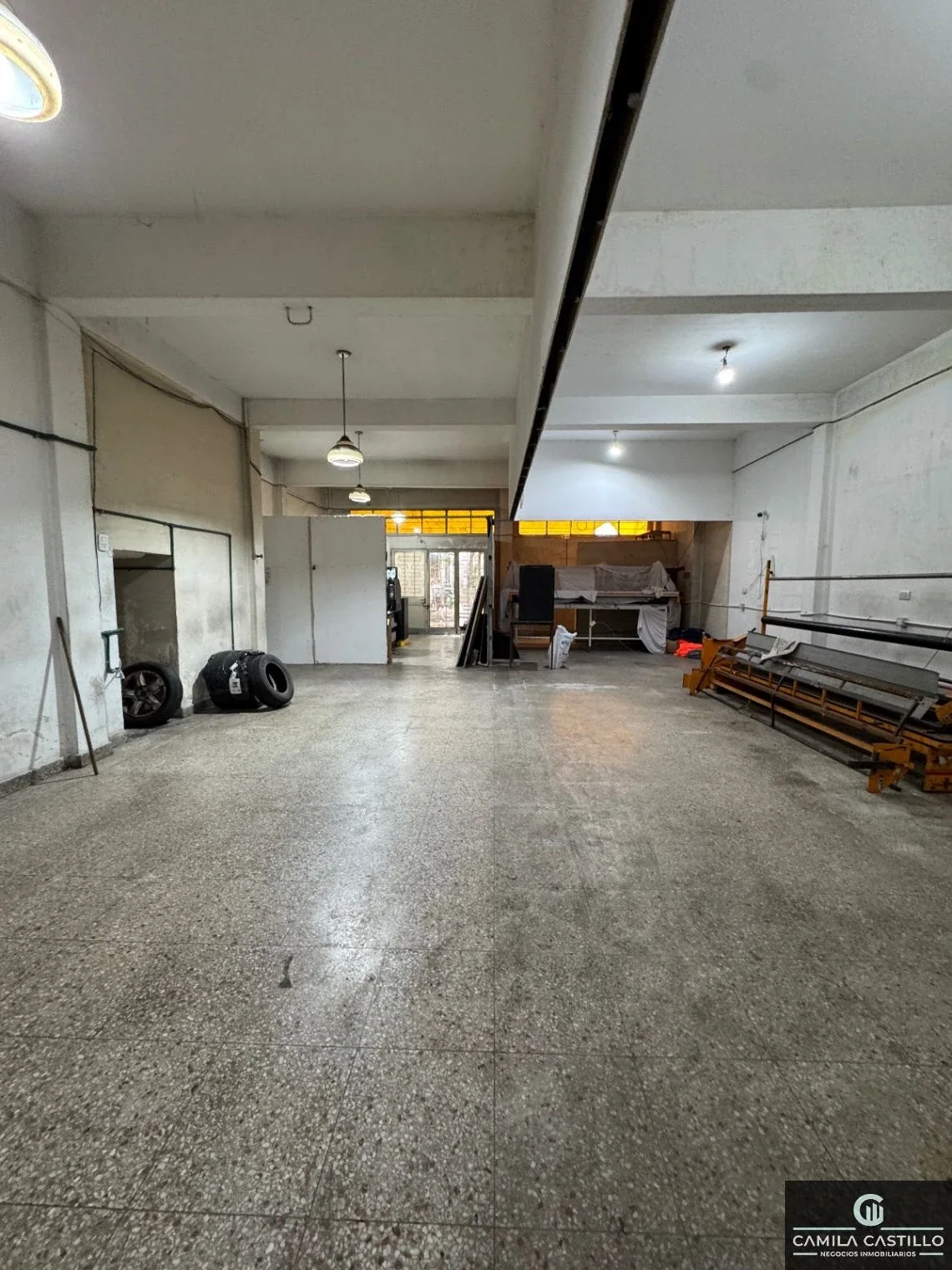 Depósito / Galpón con oficinas y vivienda –1 cuadra de AV. GENERAL PAZ - Imagen 3