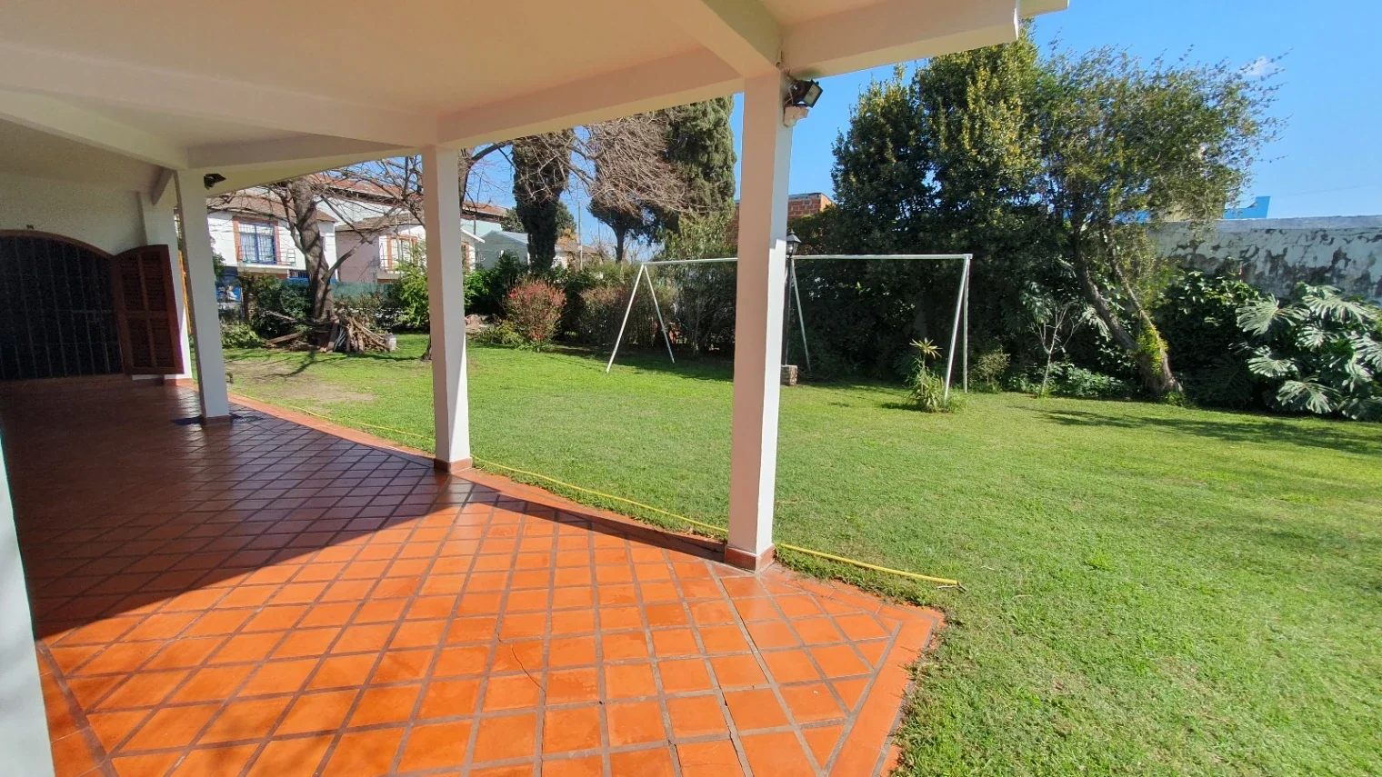 Hermosa casa en venta 3 dormitorios sobre lote 900 m2 en San Miguel - Imagen 2