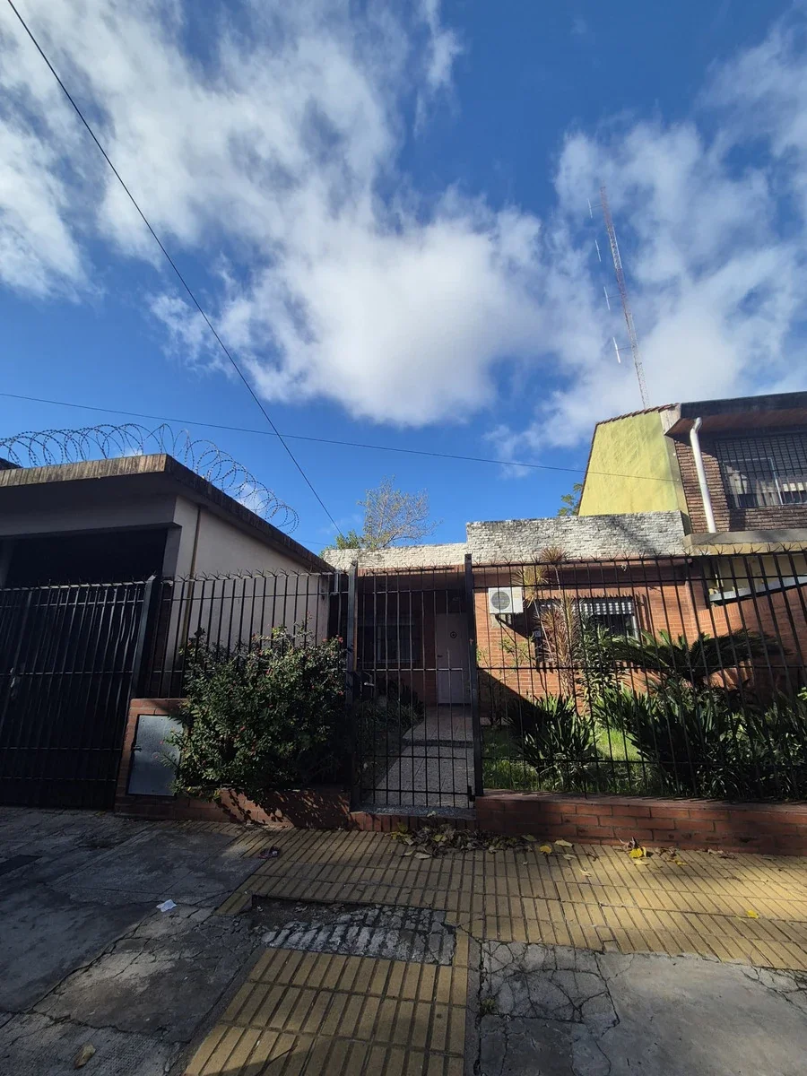 Venta Casa Tres Ambientes En Jose Leon Suarez San Martin - Imagen 1