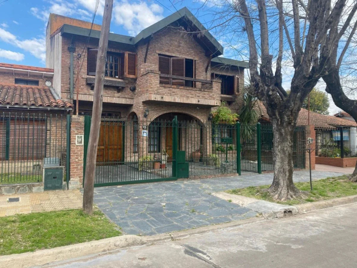 Casa En Venta En San Miguel Con Jardín Y Pileta - Imagen 1