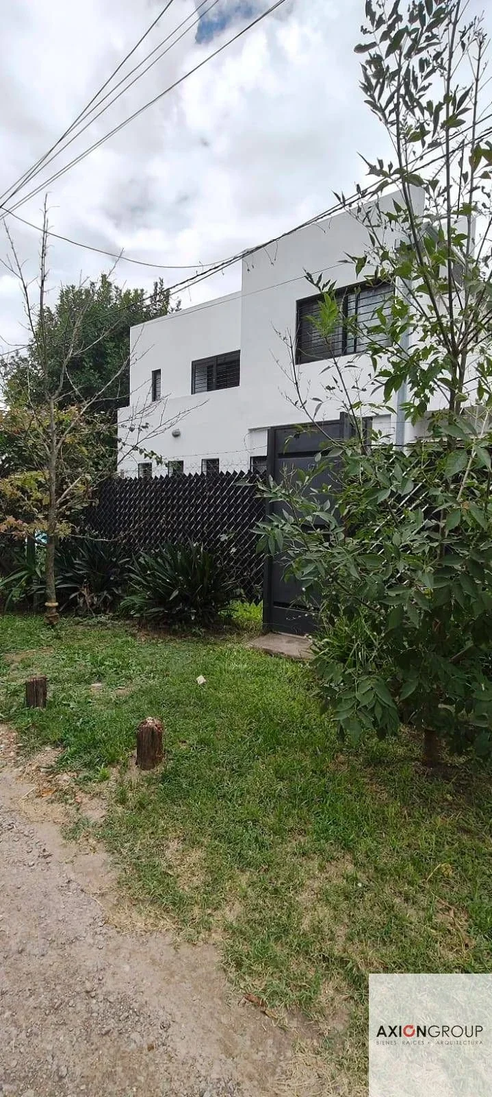 12 esquina 489-Casa de 3 dormitorios con parque en Villa Castells, Gonnet - Imagen 2