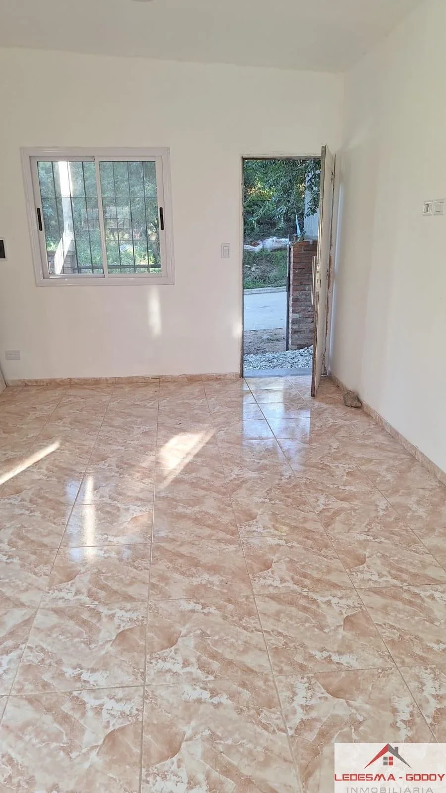 Casa en alquiler c/ cochera en Valle Hermoso - Imagen 2