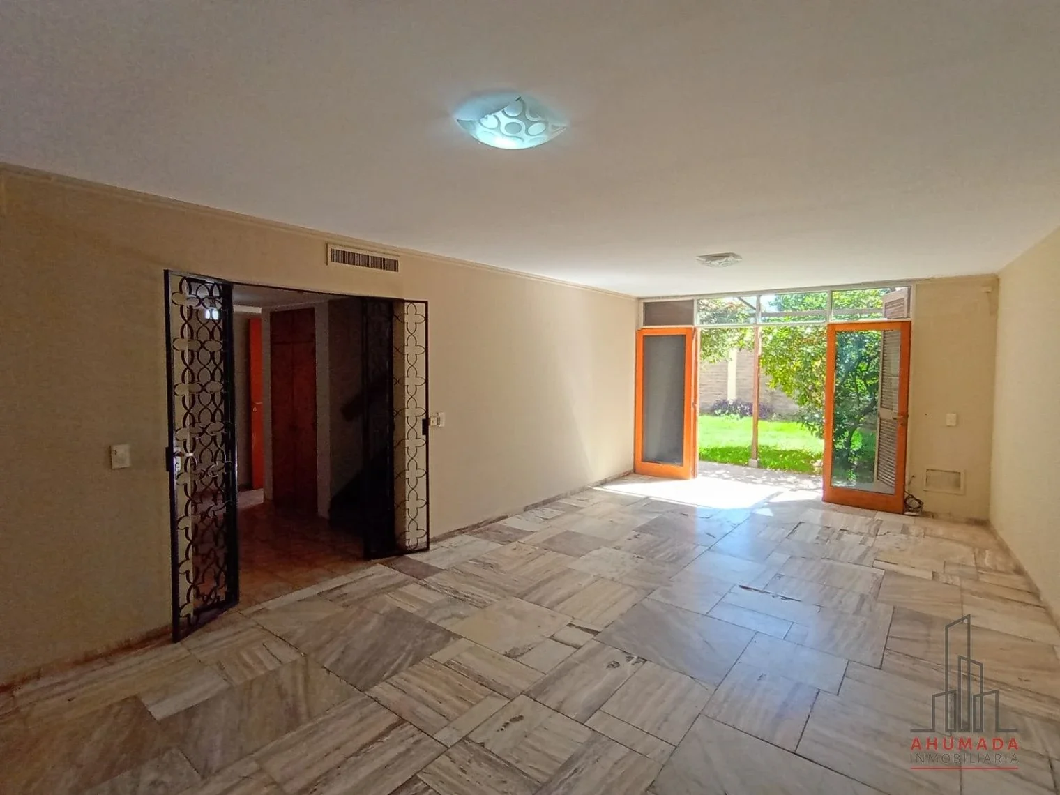 Casa en venta c/ cochera en 5.ª Sección - Imagen 1