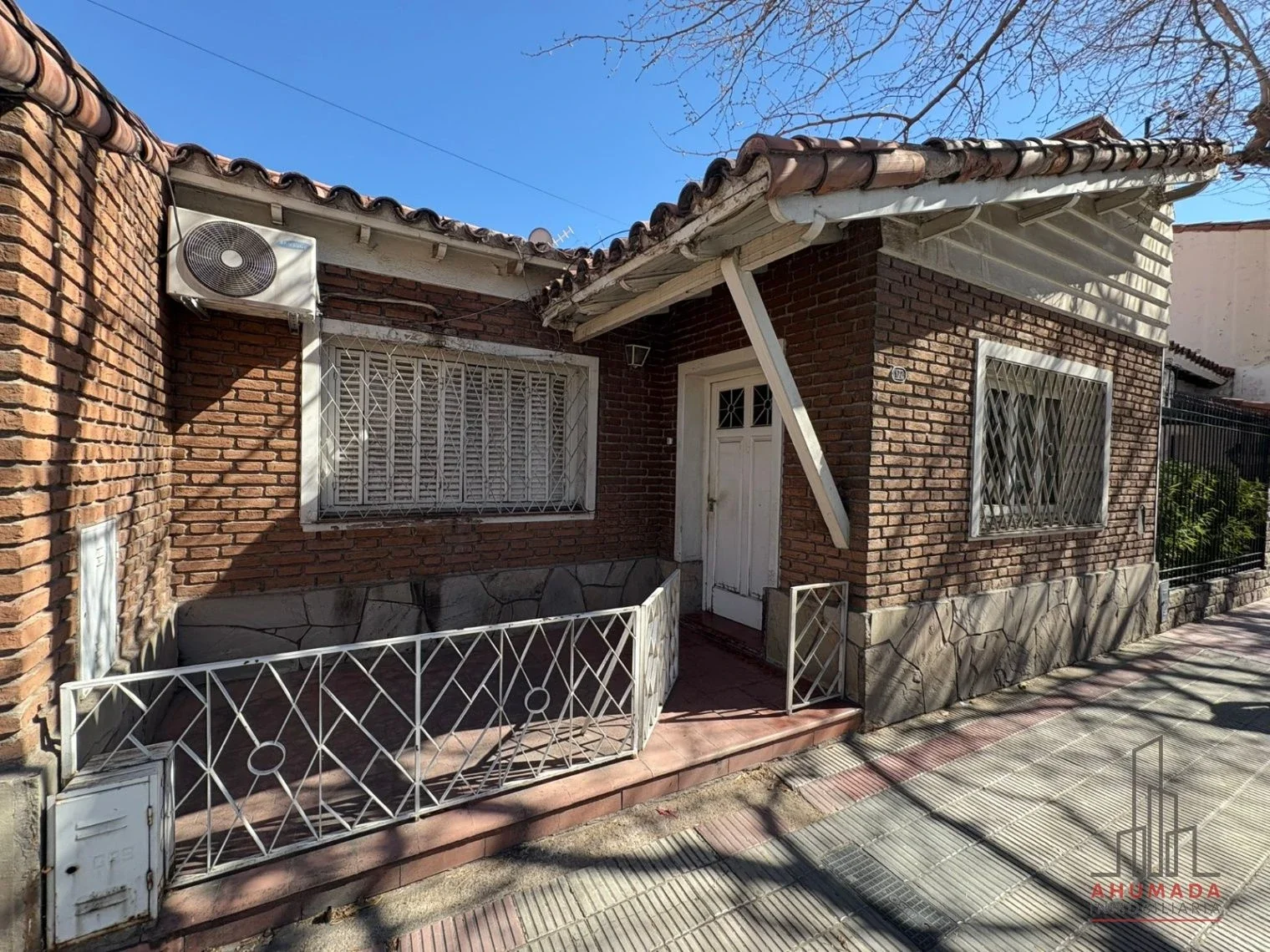 Casa en venta c/ cochera en 5.ª Sección - Imagen 1