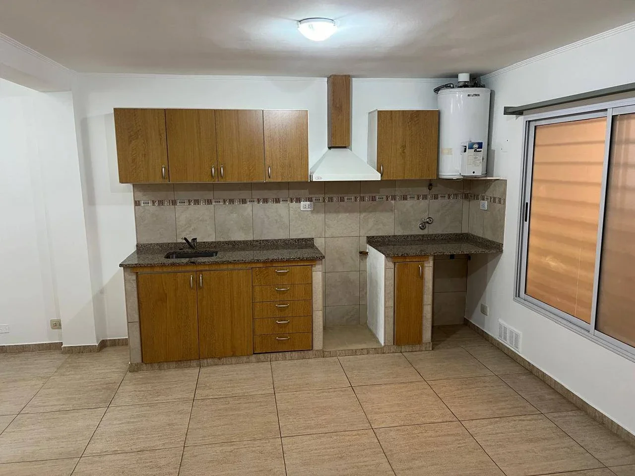 Departamento en alquiler 3 ambientes al frente con balcón en Villa Luzuriaga - Imagen 1
