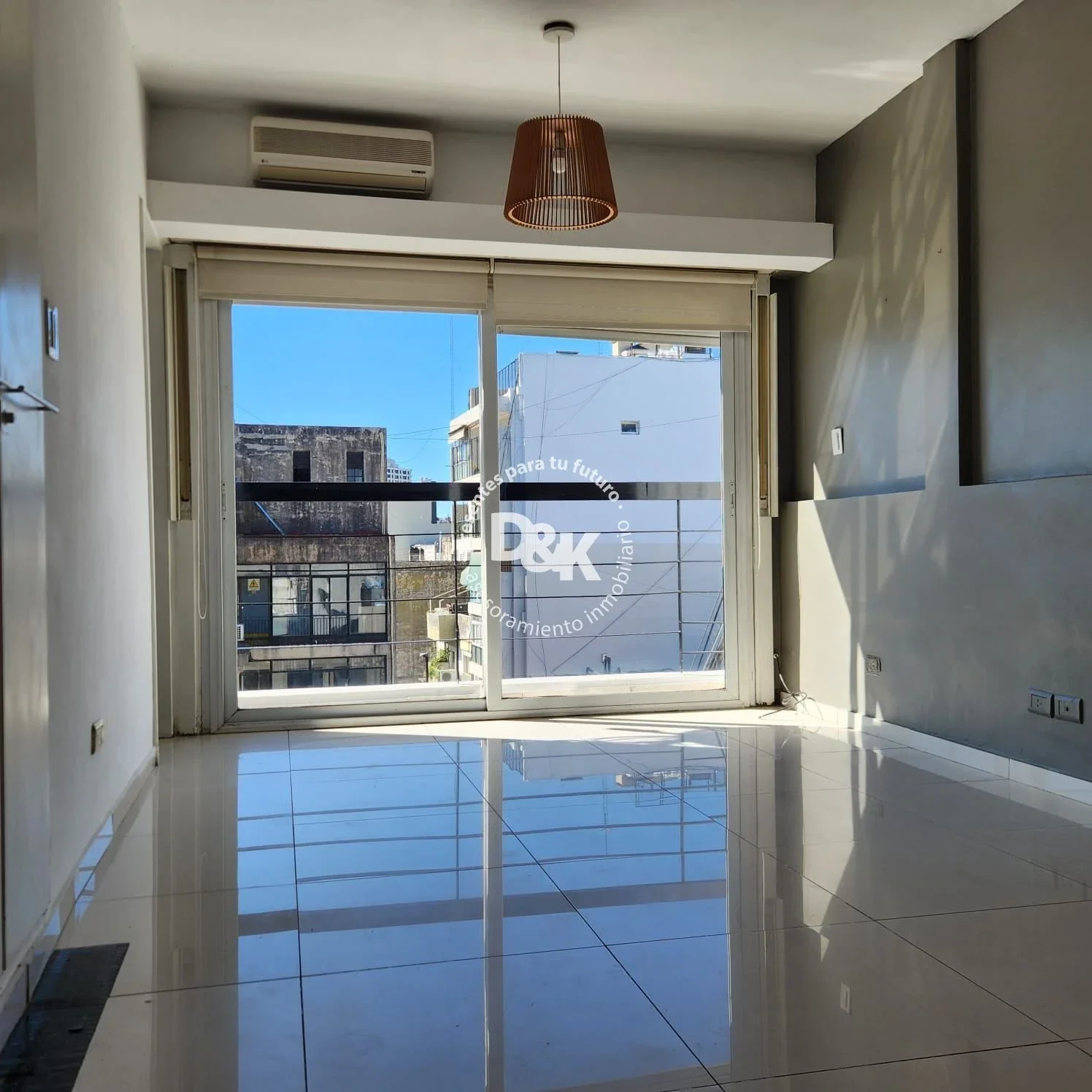 Monoambiente actualizado en venta en Recoleta, piso alto - Imagen 1