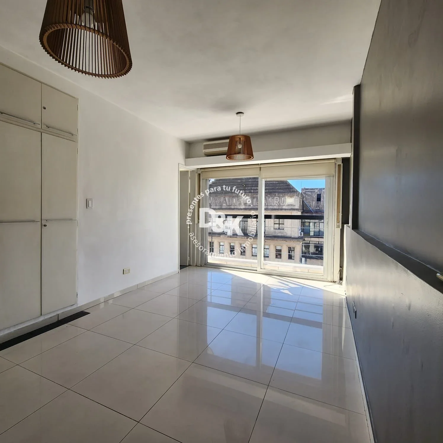 Monoambiente actualizado en venta en Recoleta, piso alto - Imagen 3